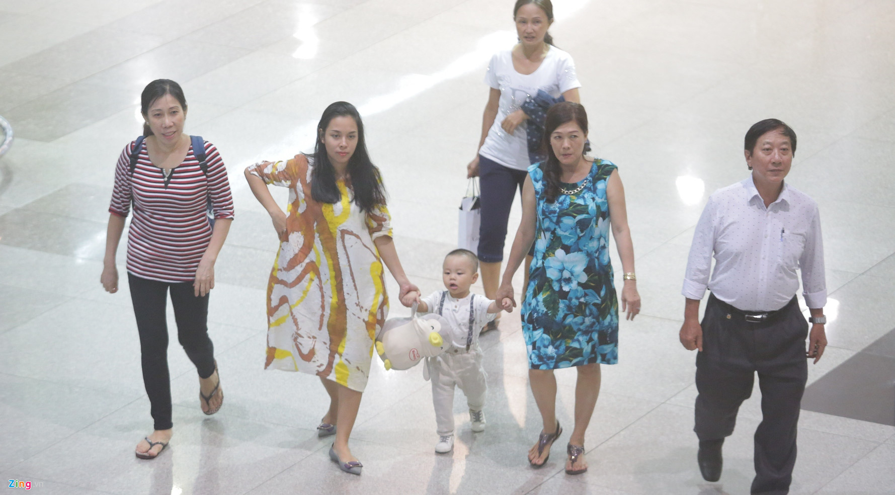 Quốc Cơ, Quốc Nghiệp ôm cha mẹ và òa khóc ở sân bay